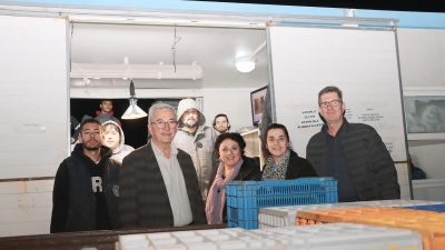 Zeytin hasat sezonunun başlamasıyla birlikte Erdek Belediye Başkanı Burhan Karışık,