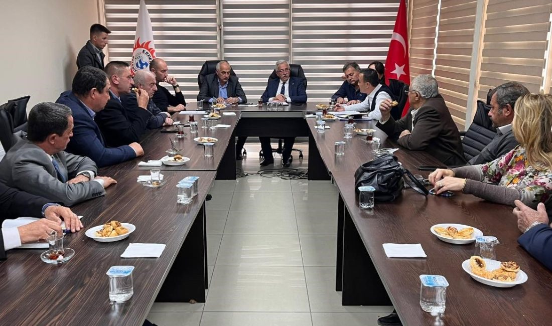 Erdekli muhtarlar, taleplerini Karışık’a anlattı Mahalle muhtarlarıyla bir araya gelen Erdek Belediye Başkanı Burhan Karışık,