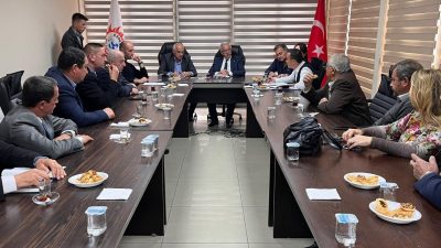 Mahalle muhtarlarıyla bir araya gelen Erdek Belediye Başkanı Burhan Karışık,