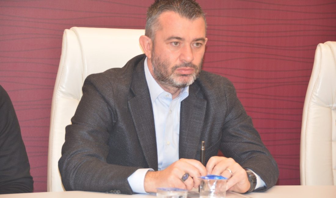 Göçmez Beşiktaş’tan istifa etti Beşiktaş Asbaşkanı Onur Göçmez ve İletişimden Sorumlu Yönetici Işıl Zeybek