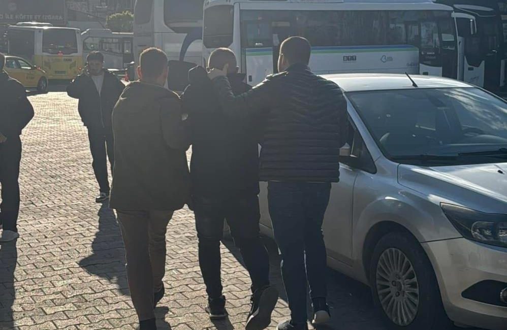 Gönen’de “askere gidiyoruz” diyerek vatandaşları dolandıran 2 kişi yakalandı Gönen ‘de, askere gideceklerini söyleyerek vatandaşların milli duygularını istismar eden