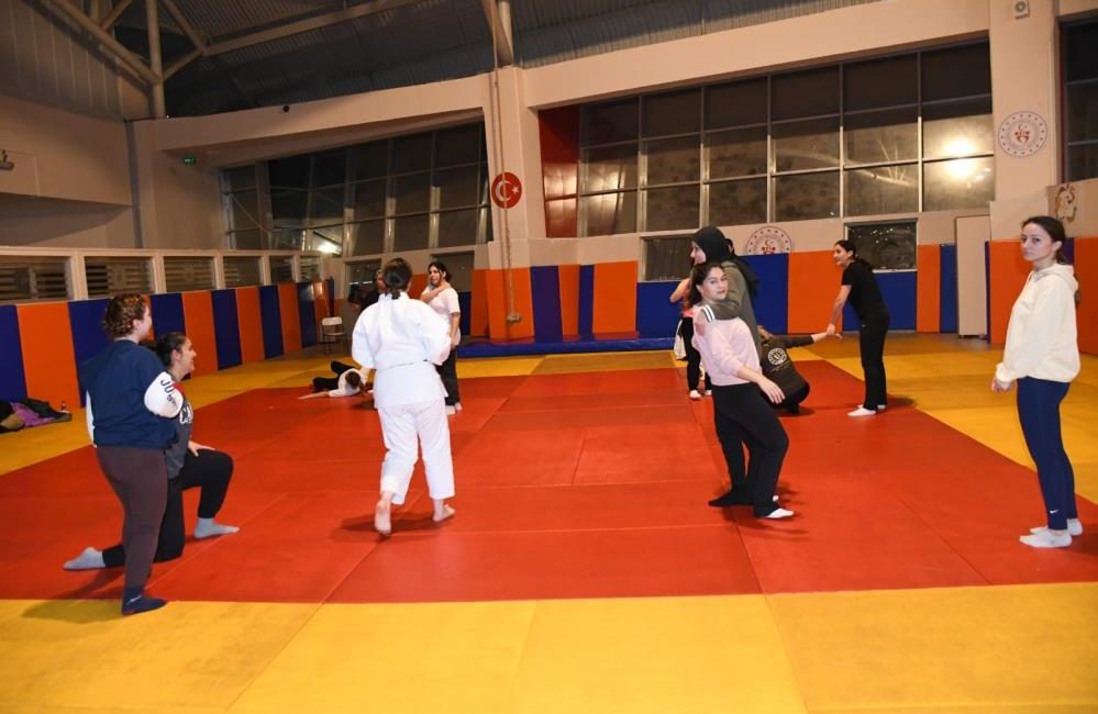 Balıkesir’de kadınlar, judo eğitimlerine başladı “Yalnız değilsiniz, yanınızdayız” diyen Balıkesir Büyükşehir Belediyesi, projeleriyle kadınları hem