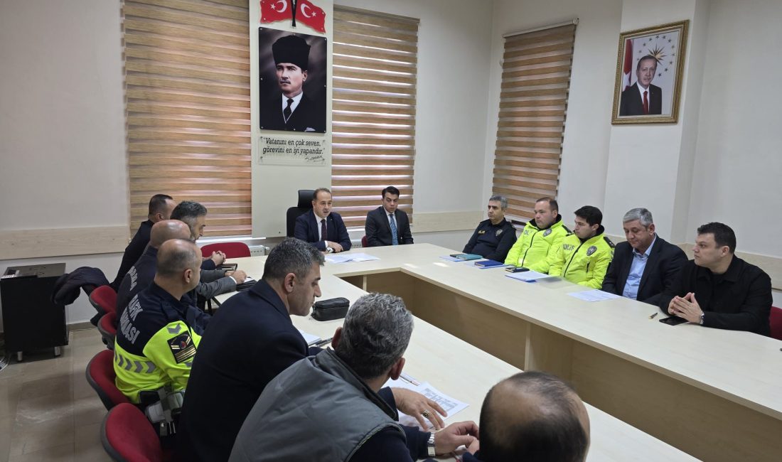Bandırma’da kış mevsimi için “Trafik Tedbirleri” toplantısı yapıldı Bandırma’daki kış şartları için trafik güvenliği önlemleri görüşülürken, kar ve