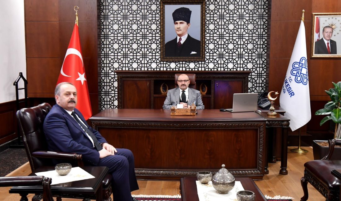 Cumhurbaşkanlığı kararıyla Erdek Kaymakamlığı’na atanan Hasan Göç, Balıkesir Valisi İsmail