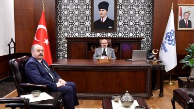 Cumhurbaşkanlığı kararıyla Erdek Kaymakamlığı’na atanan Hasan Göç, Balıkesir Valisi İsmail