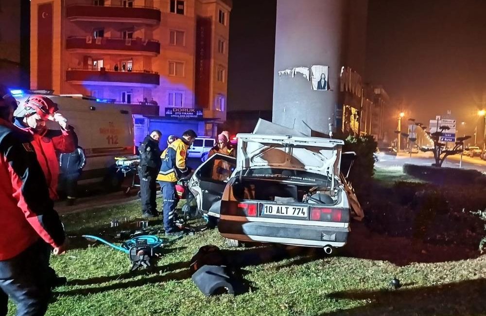 Balıkesir’de feci trafik kazası: 1 ölü Balıkesir’de otomobiliyle üst geçit ayağına çarpan sürücü sıkışarak hayatını kaybetti.