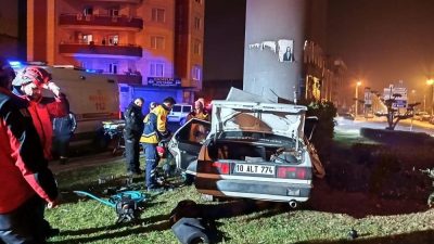 Balıkesir’de otomobiliyle üst geçit ayağına çarpan sürücü sıkışarak hayatını kaybetti.