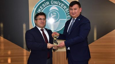 Kazakistan Cumhuriyeti İstanbul Başkonsolosu Nuriddin Amankul, beraberindeki heyetle birlikte Balıkesir