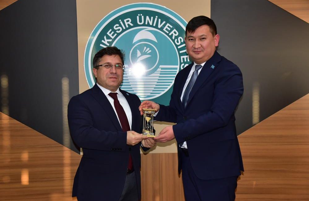 Kazakistan Başkonsolosundan, Balıkesir Üniversitesine ziyaret Kazakistan Cumhuriyeti İstanbul Başkonsolosu Nuriddin Amankul, beraberindeki heyetle birlikte Balıkesir