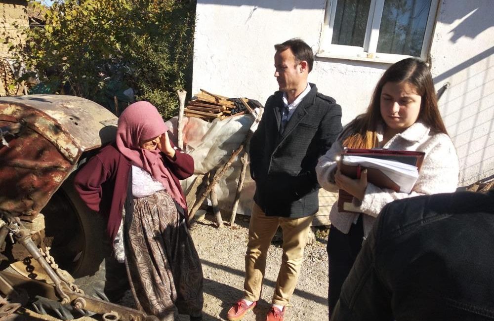 Karesi ekipleri Kırmızılar’da Kırmızılar mahallesinde yaşayan Neriman Özenç’i Karesi Belediyesi ekipleri ziyaret etti.