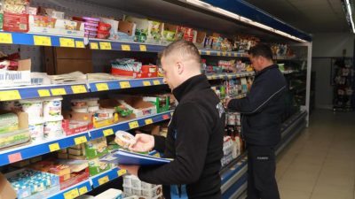 Burhaniye Belediyesi Zabıta Müdürlüğü ekipleri, ilçe genelindeki market ve süpermarketlerde