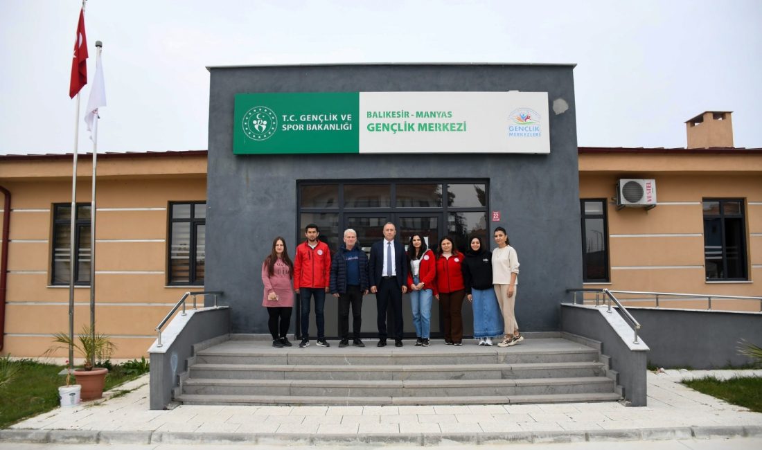 Özalp, Manyas ve Gönen’de gençlik merkezlerini ve spor salonlarını inceledi Manyas ve Gönen’deki gençlerle bir araya gelen Balıkesir Gençlik ve