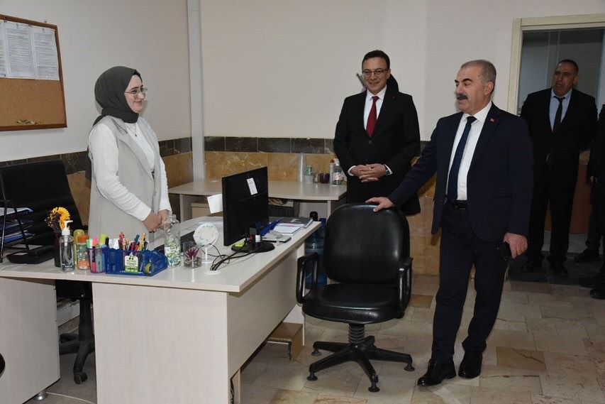 Bandırma’daki eğitim projeleri ve okullardaki çalışmalar görüşüldü Bandırma İlçe Milli Eğitim Müdürlüğü’nü ziyaret eden Balıkesir İl Milli