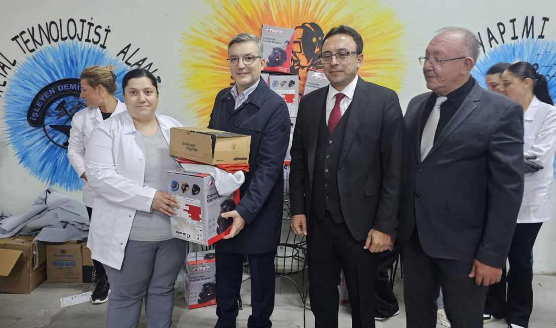 Bandırma’da kadın kaynakçı kursiyerlere malzeme desteği Bandırma’da kadınlara yönelik kaynakçılık kursunda, teorik eğitimlerini tamamlayarak uygulamalı eğitime