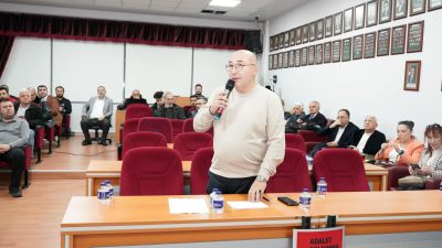 Bandırma Belediye Meclisi’nde konuşan AK Partili Abdullah Çolak, Balıkesir Büyükşehir’in