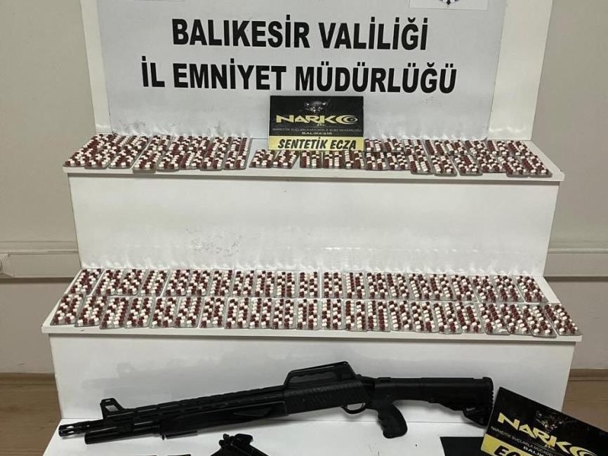 Balıkesir’de uyuşturucu operasyonu Balıkesir’de polis ekipleri tarafından yapılan uyuşturucu operasyonunda bin 151 sentetik