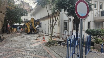 Bandırma’nın simgelerinden biri olan Barış Manço Kültür Merkezi’nin arkasında, uzun