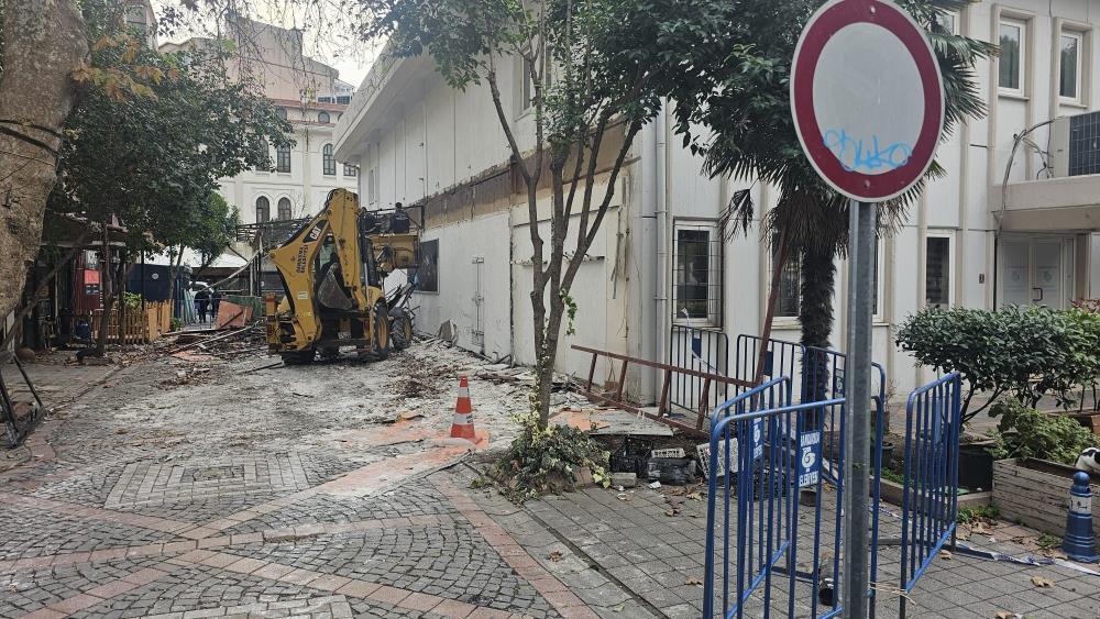 Bandırma’da istenmeyen yapının yıkımı başlandı Bandırma’nın simgelerinden biri olan Barış Manço Kültür Merkezi’nin arkasında, uzun