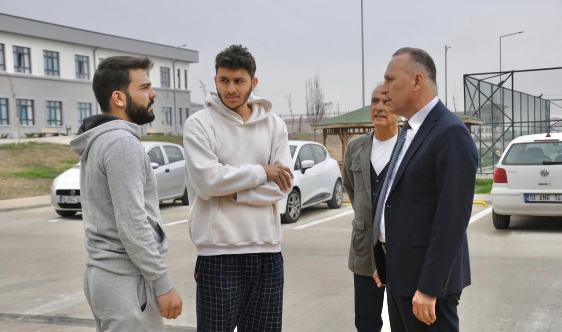 Müdür Özalp, Bandırma öğrencilerinin taleplerini dinledi Ayhan Songar Yurdu ve Zağnos Paşa Yurdu’ndaki öğrencilerle bir araya