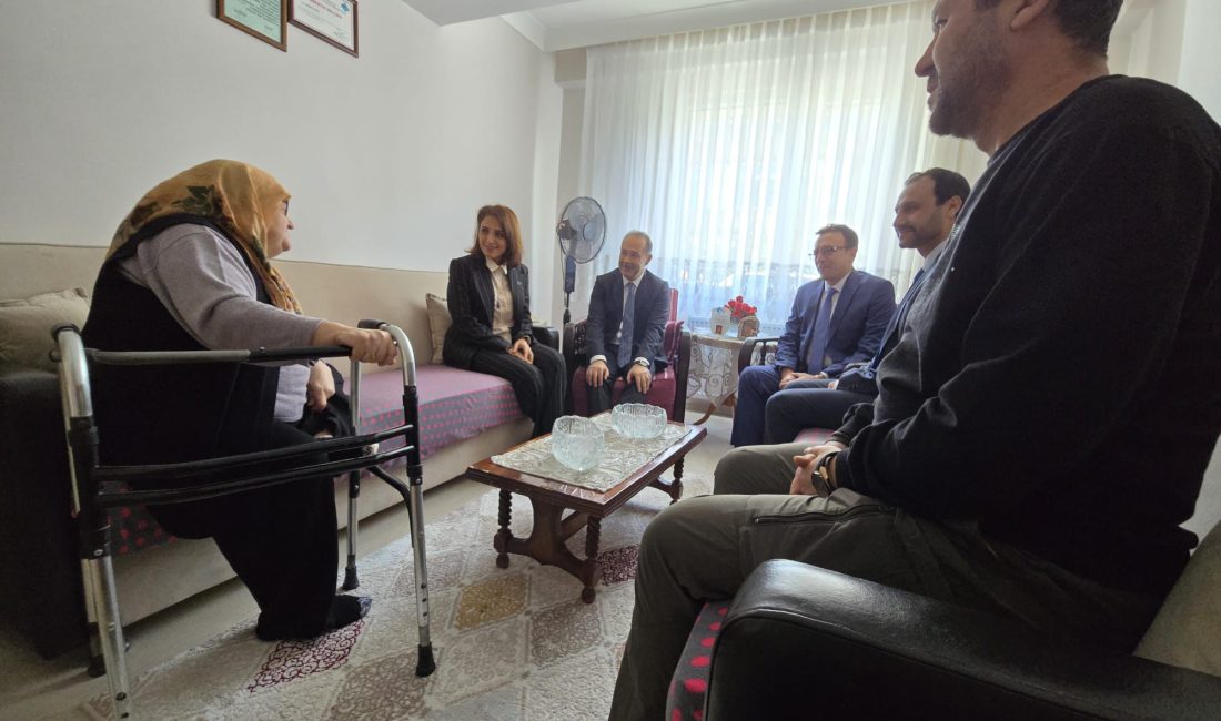 Aksakal, şehit öğretmenin ailesini yalnız bırakmadı Şehit öğretmen Mustafa Boz’un ailesini Öğretmenler Günü’nde ziyaret eden Bandırma