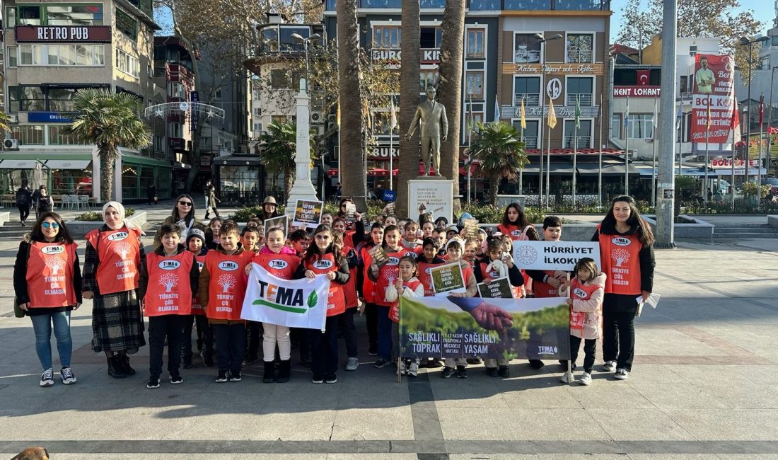 Doğa dostu minikler TEMA Vakfı ile toprak sağlığı için yürüdü Bandırma’da düzenlenen Toprak Sağlığı Yürüyüşü’nde, TEMA Vakfı gönüllüleri ve Hürriyet