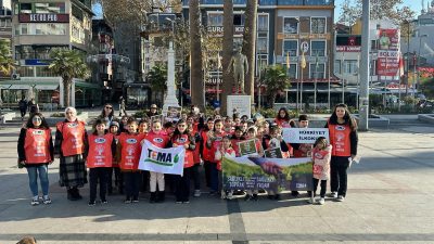Bandırma’da düzenlenen Toprak Sağlığı Yürüyüşü’nde, TEMA Vakfı gönüllüleri ve Hürriyet