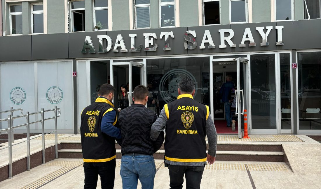 Bandırma’da 2 ayrı ikameti soyan hırsız yakalandı Bandırma’da 2 ayrı ikamette hırsızlık yapan şahıs tutuklanarak cezaevine gönderildi.