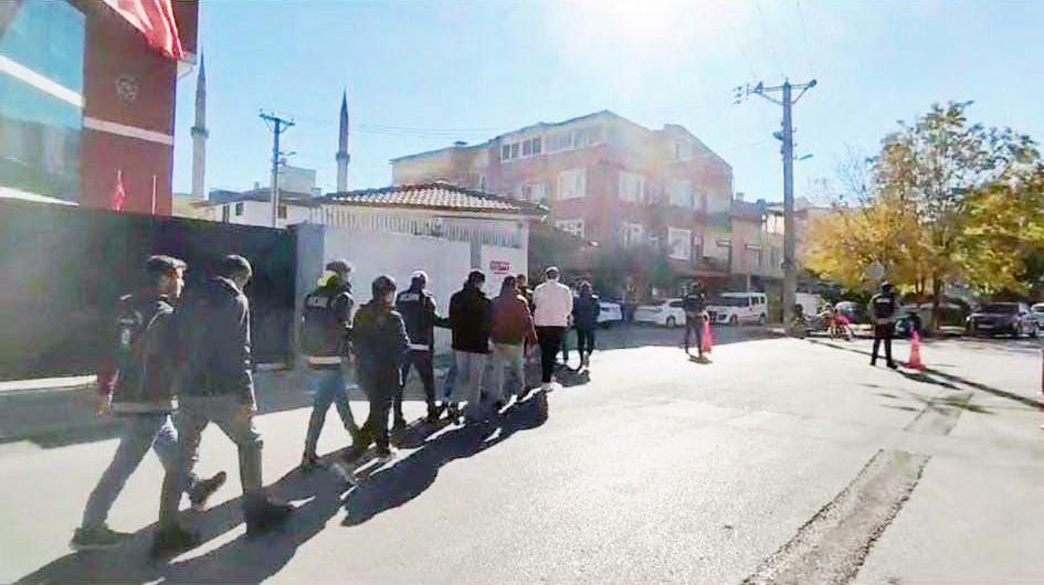 23 düzensiz göçmen ile 2 insan kaçakçısı yakalandı Ayvalık’ta yasa dışı yollarla Yunanistan’ın Midilli Adası’na gitmek isteyen 23