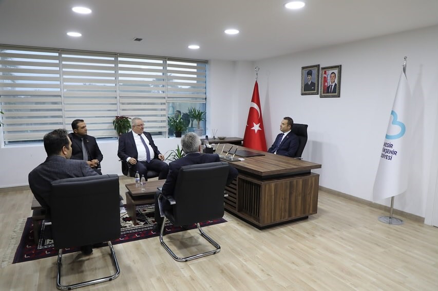 Başkan Akın, Başkan Ertaş’ı ziyaret etti Balıkesir Büyükşehir Belediye Başkanı Ahmet Akın, Edremit Belediye Başkanı Mehmet