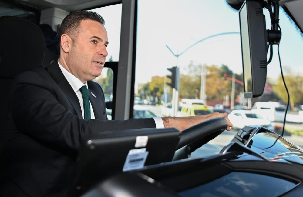 Başkan Akın direksiyona geçti, yeni otobüsleri tanıttı Balıkesir Büyükşehir Belediyesi üniversite öğrencilerinin yoğun olarak kullandığı hatlardaki yeni