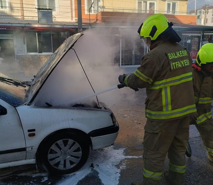 Bandırma’da trafik ışıklarında bekleyen otomobil bir anda alev aldı Bandırma’da ışıklarda bekleyen otomobilin motor kısmı bir anda alev aldı.