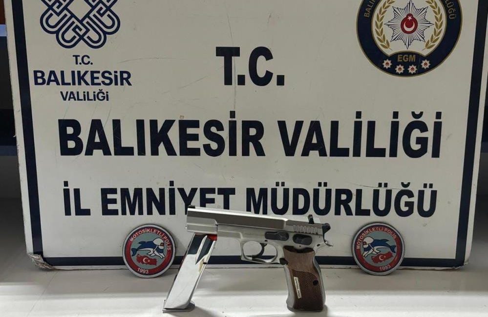 Aranan 53 şahıs yakalandı Balıkesir’de polis ekipleri tarafından yapılan uygulamalarda çok sayıda silah ve