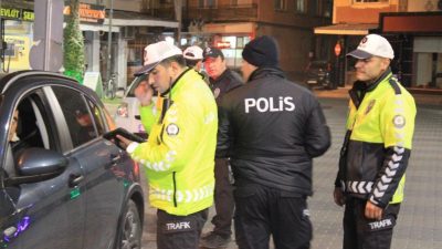 Gönen’de yapılan asayiş, trafik ve narkotik denetimlerinde aranan 5 kişi