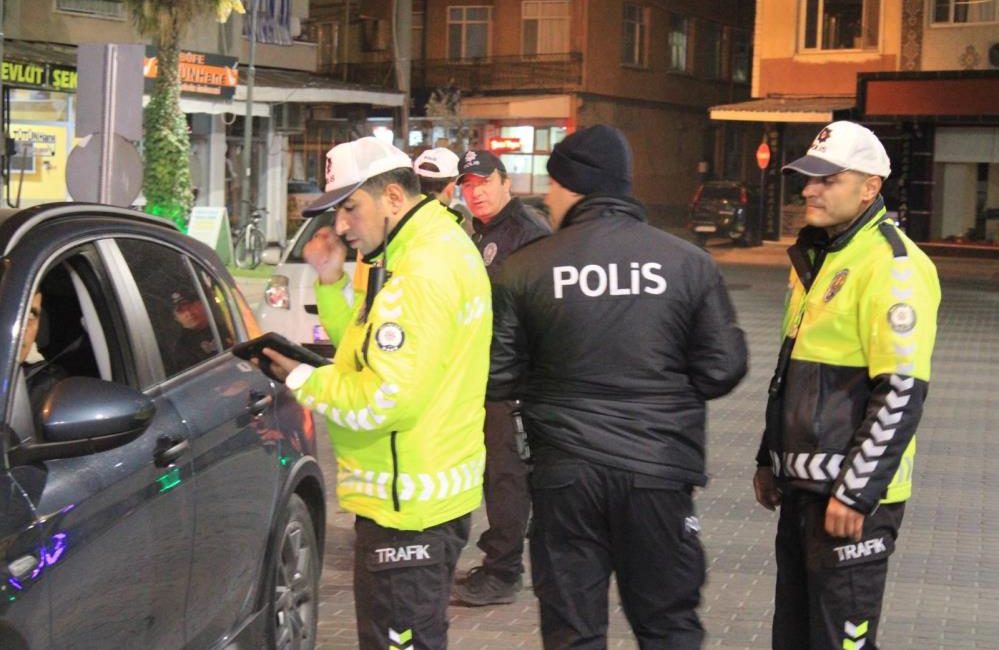 Gönen’de asayiş, trafik ve narkotik denetimlerinde ceza yağdı Gönen’de yapılan asayiş, trafik ve narkotik denetimlerinde aranan 5 kişi