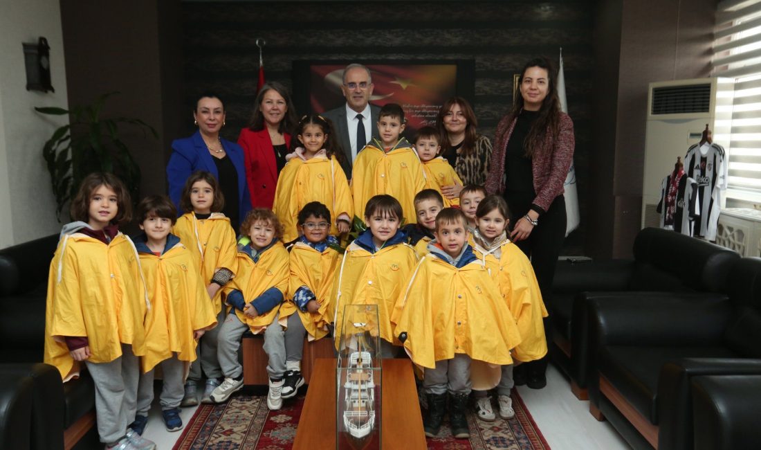 Bandırma Özel Mutlu Çocuklar Eğitim Kurumu öğretmenleri ve anaokulu öğrencileri,