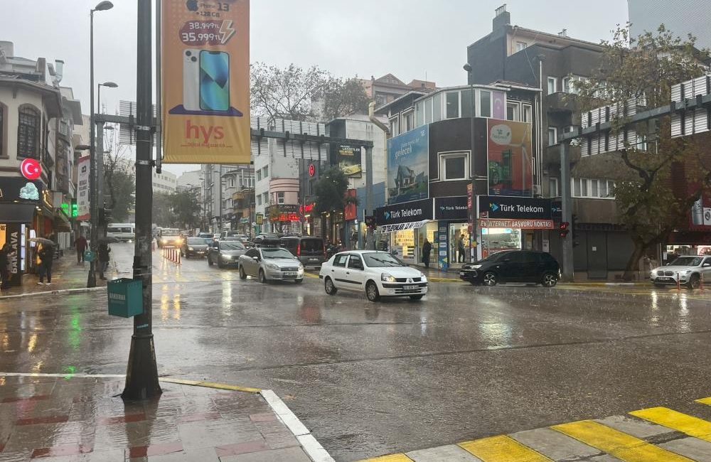Bandırma’da akşam saatlerinde etkili olan yoğun sağanak yağış nedeniyle zor