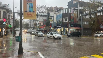 Bandırma’da akşam saatlerinde etkili olan yoğun sağanak yağış nedeniyle zor