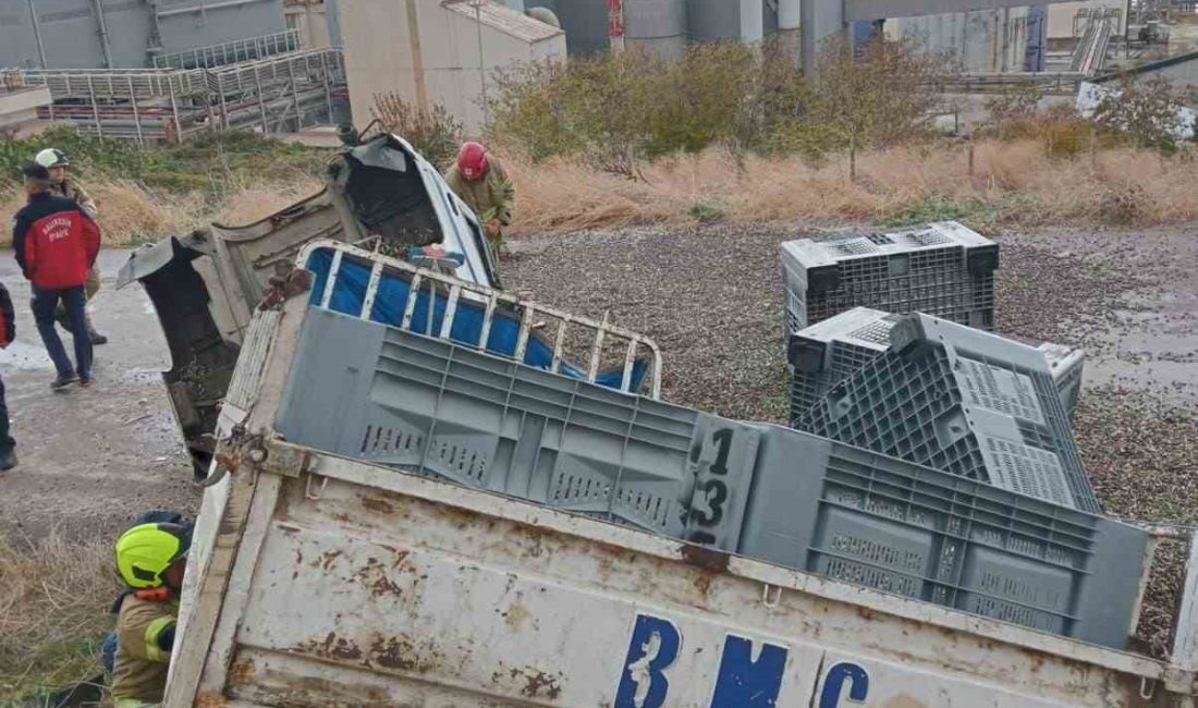 Bandırma-Erdek Yolunda zeytin yüklü kamyonet uçuruma yuvarlandı, sürücü yaralı kurtarıldı Bandırma’dan Erdek istikametine seyir halinde olan, M.H. yönetimindeki 10 J