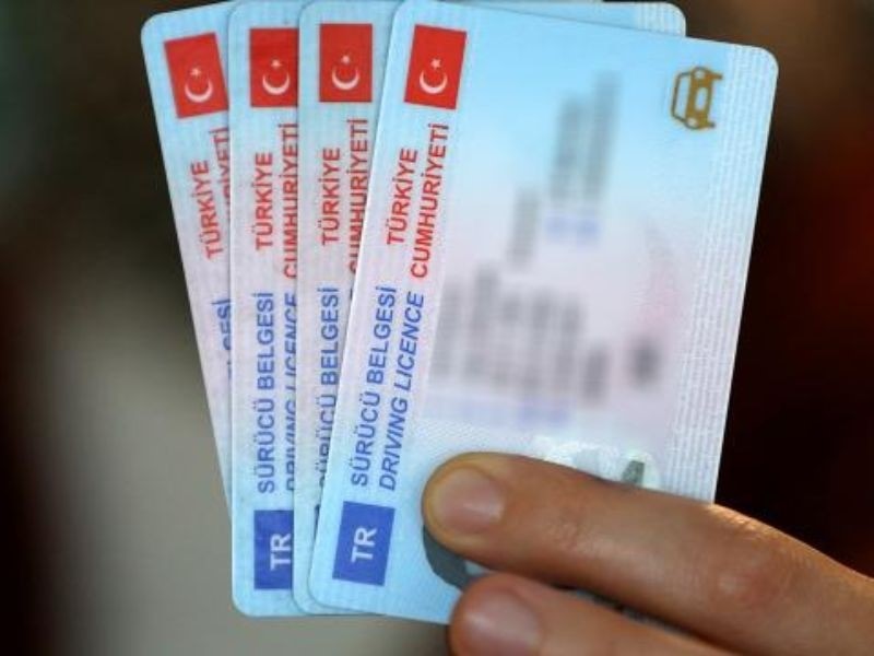 “Eski tip sürücü belgelerinin yenilenme tarihi uzatıldı” İçişleri Bakanı Ali Yerlikaya, eski tip sürücü belgelerinin yenilenmesi için
