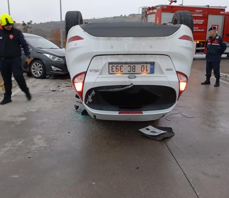 Balıkesir’de ters dönen araçtan yara almadan kurtuldular Altıeylül’de bulunan Organize Sanayi Bölgesinde meydana gelen çift taraflı trafik