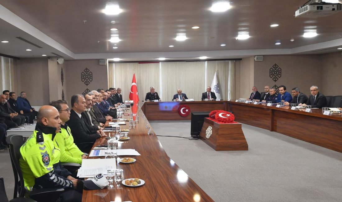 Balıkesir’de kış tedbirleri masaya yatırıldı Balıkesir Valisi İsmail Ustaoğlu başkanlığında düzenlenen toplantıda, kış aylarında yaşanabilecek