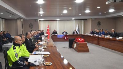 Balıkesir Valisi İsmail Ustaoğlu başkanlığında düzenlenen toplantıda, kış aylarında yaşanabilecek