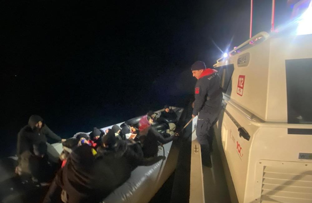 Ayvalık açıklarında 9’u çocuk 25 düzensiz göçmen yakalandı Ayvalık’ta, yasa dışı yollarla Yunanistan’ın Midilli Adası’na gitmek isteyen 9’u