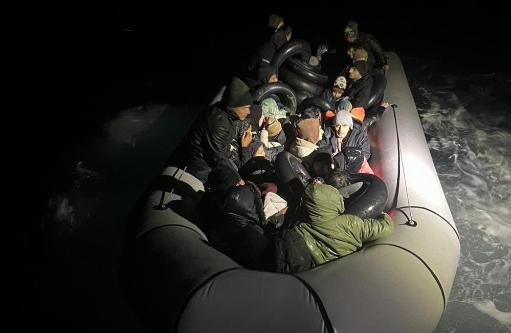 Ayvalık açıklarında 40 düzensiz göçmen yakalandı Ayvalık açıklarında yasa dışı yollar ile Yunanistan’ın Midilli (Lesvos) Adası’na