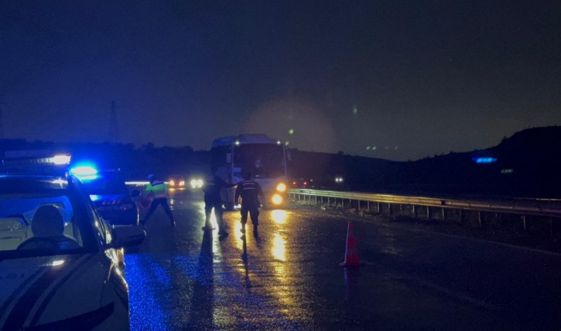 Gönen-Bandırma yolunda trafik kazası: Kamyon devrildi Gönen-Bandırma yolu Taştepe mevkisinde, akşamüstü saatlerinde bir kamyon kazası meydana