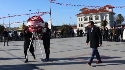 Bandırma’da Öğretmenler Günü kapsamında gerçekleştirilen resmi tören ve kutlama programıyla