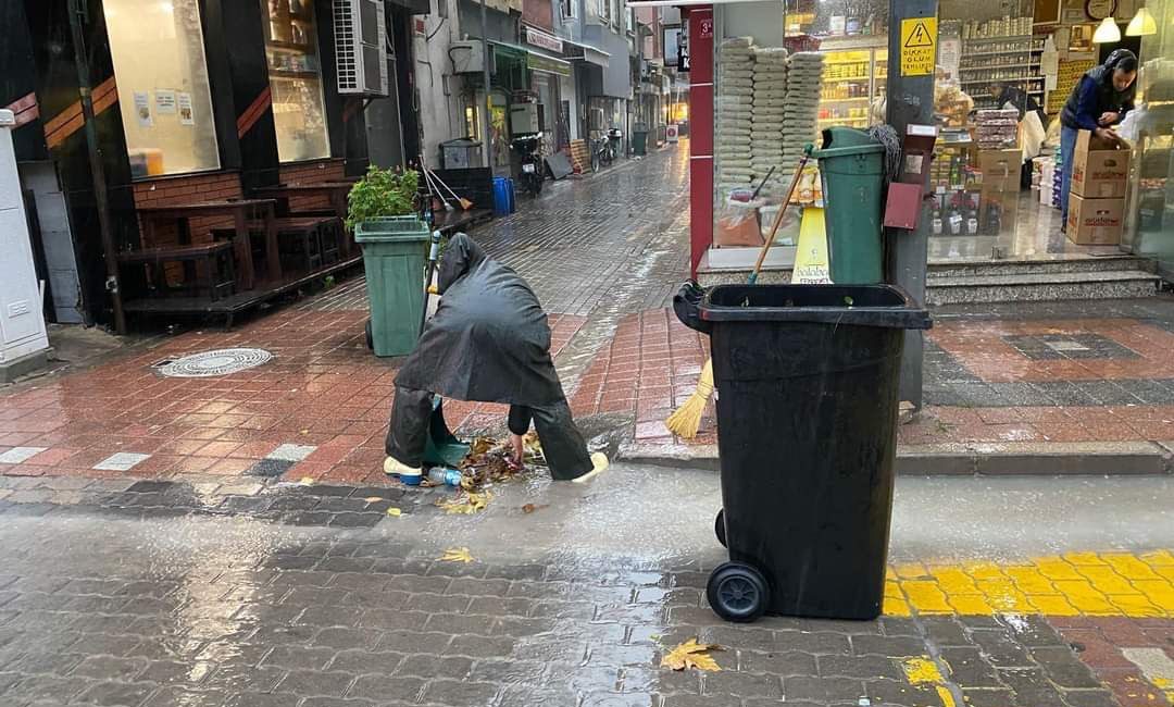 Gönen’de su baskınlarına karşı belediye ekipleri sahada Olumsuz hava koşulları nedeniyle Gönen’de su baskınlarına karşı tedbirler arttırıldı.