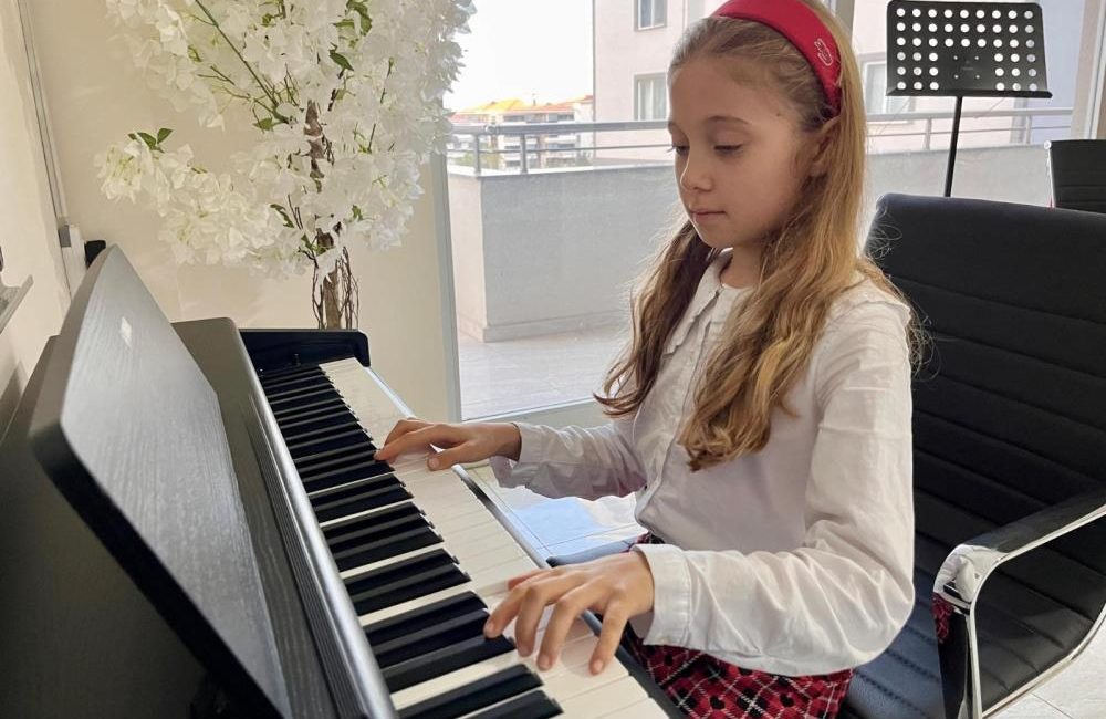 Balıkesir’de geleceğin müzik dehaları yetişiyor Bandırma’da, Balıkesir Büyükşehir Belediyesi Bandırma Konservatuarı, eğitimdeki yüksek standartlarıyla, öğrencilerini