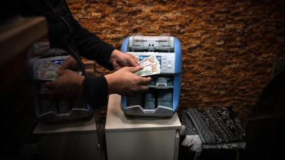 İstanbul Kapalıçarşı’da bazı döviz büroları, para sayma makinelerinin sahte dolarları