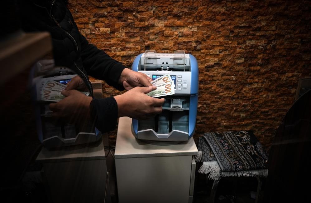 İstanbul Kapalıçarşı’da bazı döviz büroları, para sayma makinelerinin sahte dolarları